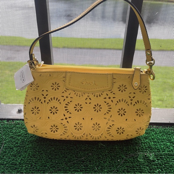 NWT Coach Yellow Floral Cutout Wristlet - Picture 4 of 10